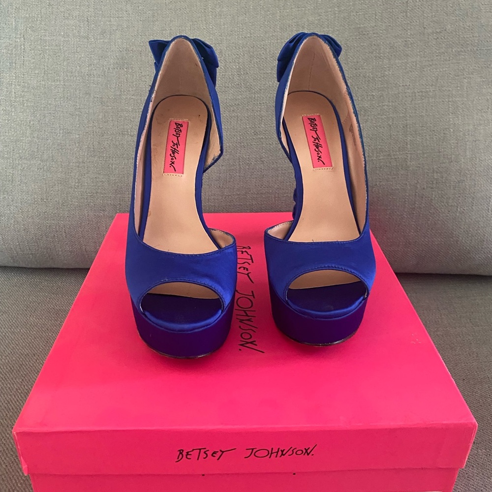 Betsy Johnson - Blue satin platform heels, size 6